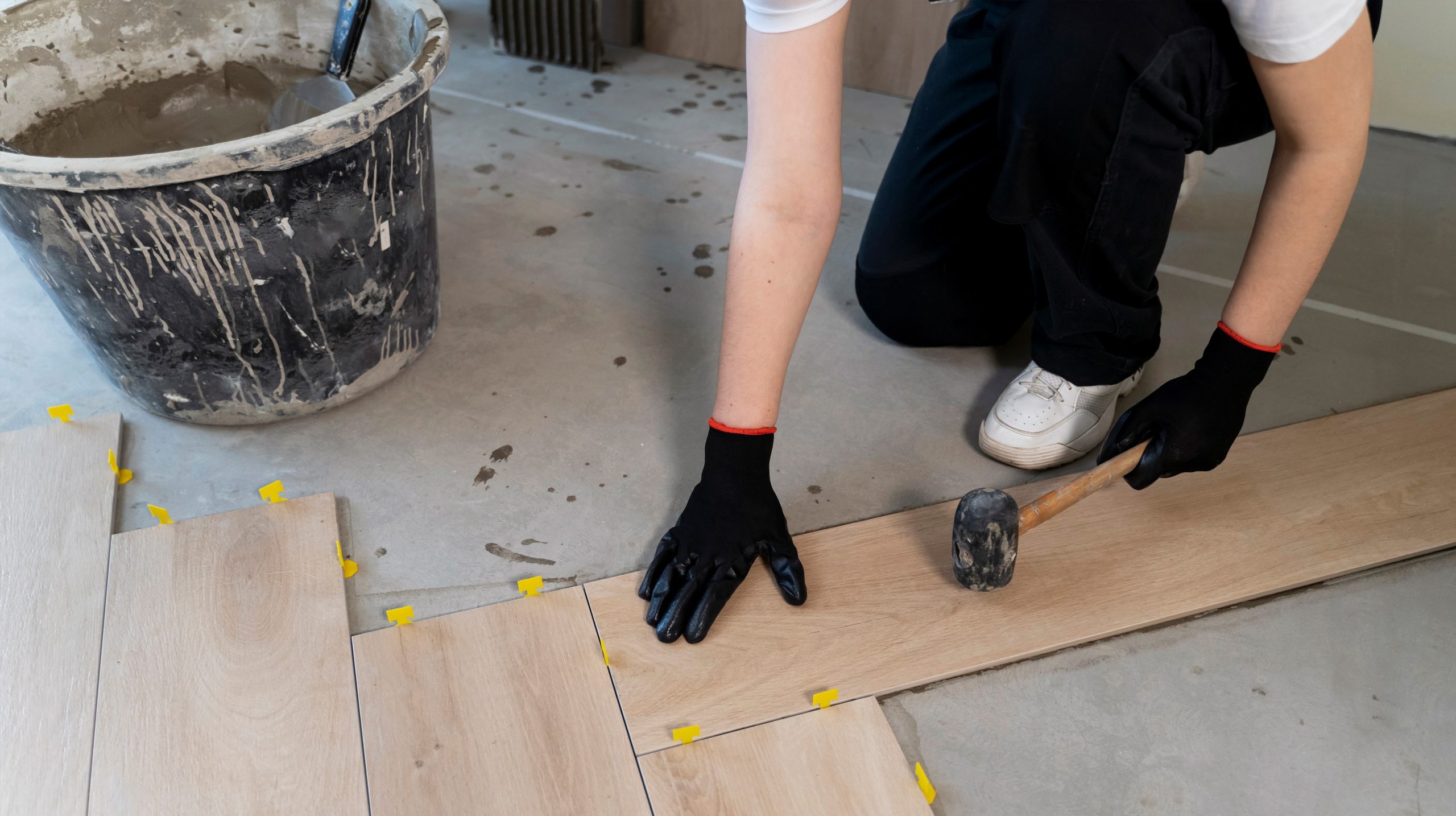 Instalación y renovación de suelos duraderos y elegantes.